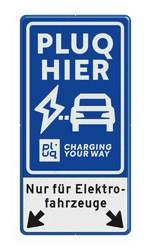 Verkeersbord oplaadpunt met tekst en pijlen - huisstijl Pluq (DE) - reflecterend
