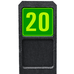 Poteau de num&eacute;ro de maison avec panneau vert r&eacute;fl&eacute;chissant fluorescent