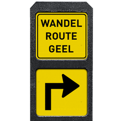 Bermpaal kunststof met twee bordjes wandelroute + pijl - reflecterend