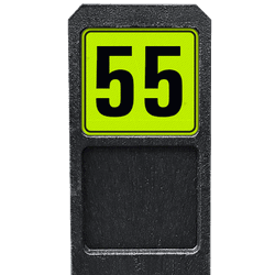 Poteau de num&eacute;ro de maison avec panneau vert-jaune r&eacute;fl&eacute;chissant fluorescent