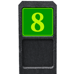Poteau de num&eacute;ro de maison avec panneau jaune-vert r&eacute;fl&eacute;chissant fluorescent