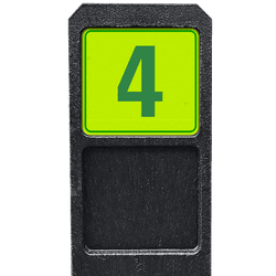 Poteau de num&eacute;ro de maison avec panneau jaune-vert r&eacute;fl&eacute;chissant fluorescent
