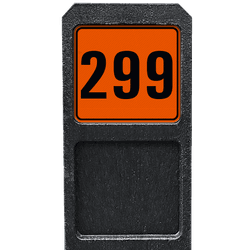 Poteau de num&eacute;ro de maison avec panneau orange-noir r&eacute;fl&eacute;chissant