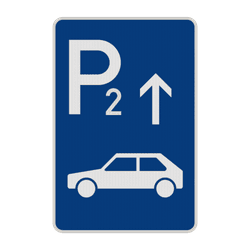 Parkplatzschild mit Parkplatznummer und Richtungspfeil