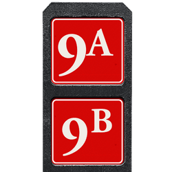 Huisnummerpaal met twee bordjes rood/wit reflecterend - klassiek lettertype