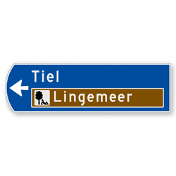 Handwegwijzer klein linkswijzend met witte tekst en bruin veld onderin 990x295