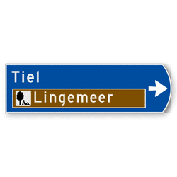 Handwegwijzer klein rechtswijzend met witte tekst en bruin veld onderin 990x295