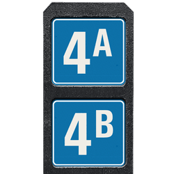 Huisnummerpaal met twee bordjes blauw/wit reflecterend - modern lettertype
