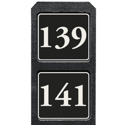 Poteau de num&eacute;ro de maison &agrave; deux plaques noir et blanc r&eacute;fl&eacute;chissantes