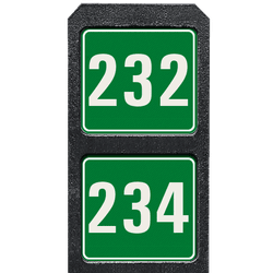 Poteau de num&eacute;ro de maison &agrave; deux plaques vertes et blanches r&eacute;fl&eacute;chissantes