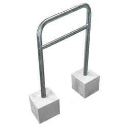 Arceau v&eacute;lo galvanis&eacute; avec barre transversale et pieds en b&eacute;ton &ndash; 900 x 1300 mm