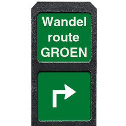 Bermpaal kunststof met twee bordjes wandelroute + pijl - reflecterend