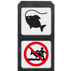 Verzwaarde bermpaal met twee bordjes aanduiding visvijver + verboden vissen mee te nemen