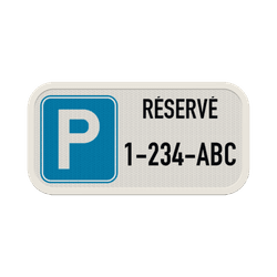 Panneau de parking r&eacute;serv&eacute; avec plaque d&rsquo;immatriculation