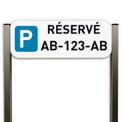 Panneau de parking avec plaque d’immatriculation sur poteaux