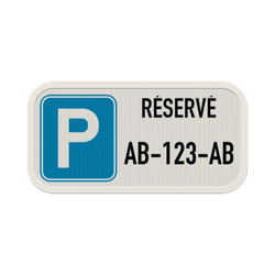 Panneau de parking r&eacute;serv&eacute; avec plaque d&rsquo;immatriculation