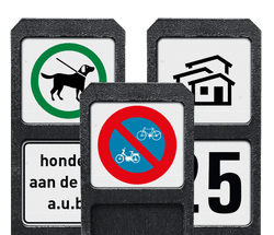 Bermpalen met informatiebordjes