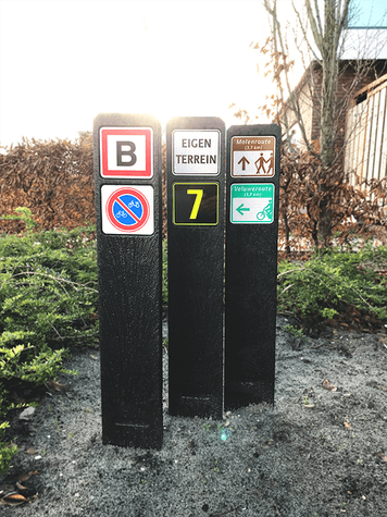 Bermpalen met informatiebordjes