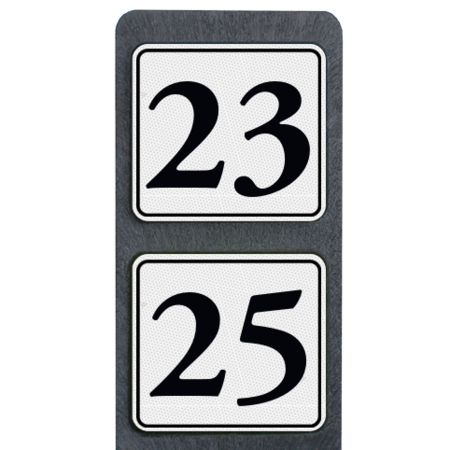 Huisnummerpaal met twee bordjes wit/zwart reflecterend - klassiek lettertype