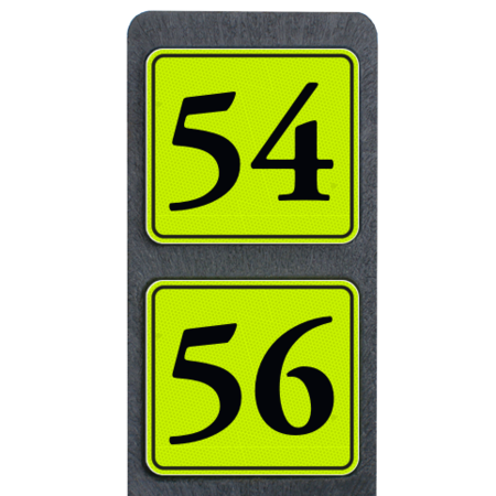 Huisnummerpaal met twee bordjes groen/zwart fluorescerend - klassiek lettertype
