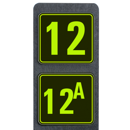 Huisnummerpaal met twee bordjes zwart/geel fluorescerend - modern lettertype