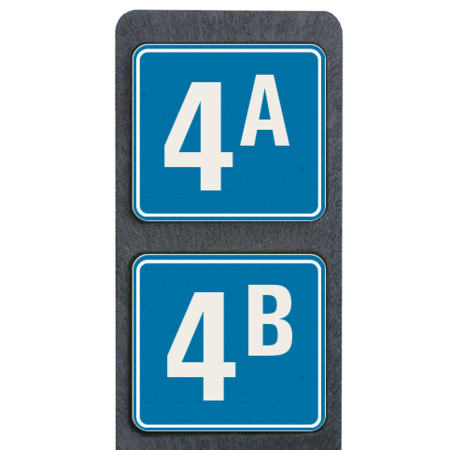 Huisnummerpaal met twee bordjes blauw/wit reflecterend - modern lettertype