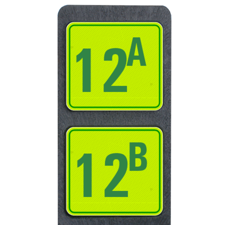 Huisnummerpaal met twee bordjes geel/groen fluorescerend - modern lettertype