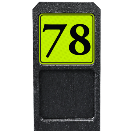 Huisnummerpaal met bord groen/zwart fluorescerend - klassiek lettertype