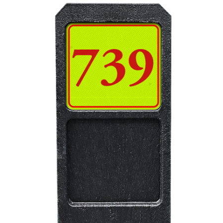Huisnummerpaal met bord geel/rood fluorescerend - klassiek lettertype