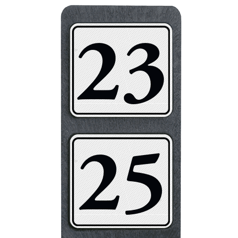 Poteau de numéro de maison à deux plaques blanches classiques réfléchissantes