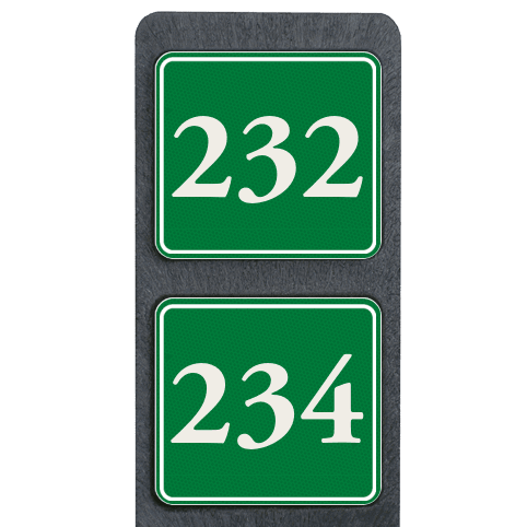 Poteau de numéro de maison à deux plaques blanches et vertes réfléchissantes