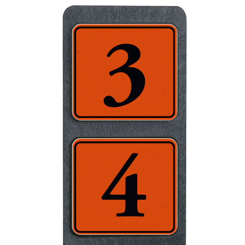 Poteau de numéro de maison à deux plaques orange avec chiffres noirs réfléchissantes