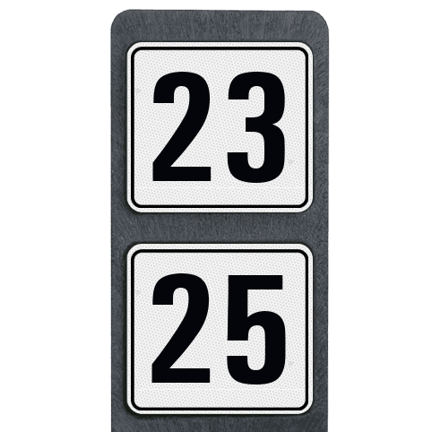 Poteau de numéro de maison à deux plaques blanches réfléchissantes
