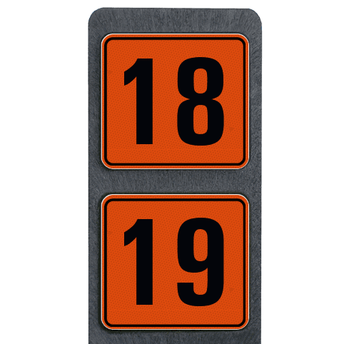 Poteau de numéro de maison à deux plaques orange et noires réfléchissantes
