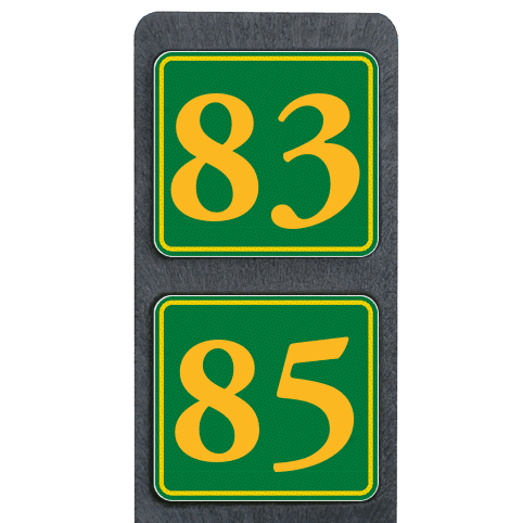 Poteau de numéro de maison à deux plaques vertes et jaunes réfléchissantes