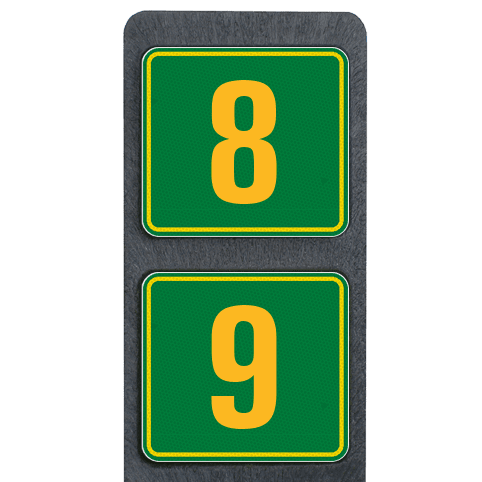 Poteau de numéro de maison à deux plaques vertes avec chiffres jaunes réfléchissantes