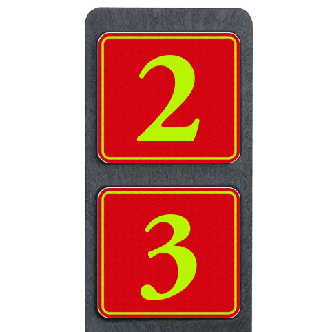 Poteau de numéro de maison à deux plaques rouges et jaunes réfléchissantes
