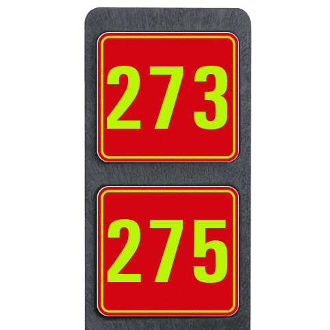 Poteau de numéro de maison à deux plaques rouges avec chiffres jaune fluo réfléchissantes