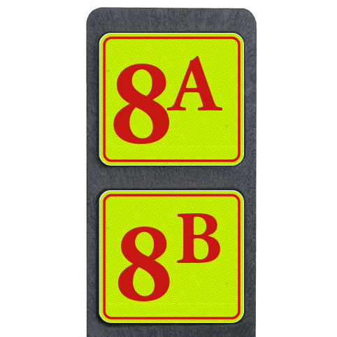 Poteau de numéro de maison à deux plaques jaune fluo avec chiffres rouges réfléchissantes