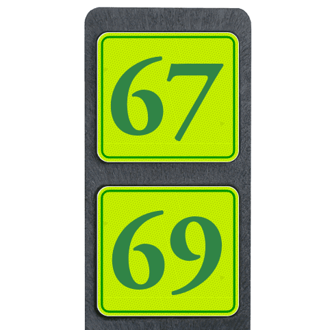 Poteau de numéro de maison à deux plaques jaune-vert fluo réfléchissantes