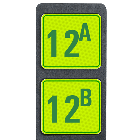 Poteau de numéro de maison à deux plaques fluo vertes réfléchissantes