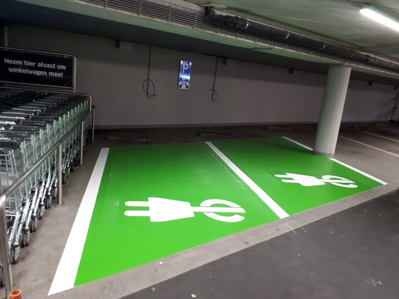 Wegmarkering oplaadpunt - parkeervak volledig in kleur met stekker symbool
