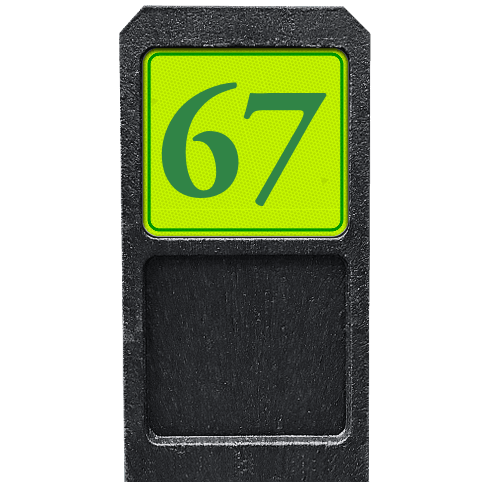 Poteau de numéro de maison avec panneau vert-jaune réfléchissant fluorescent