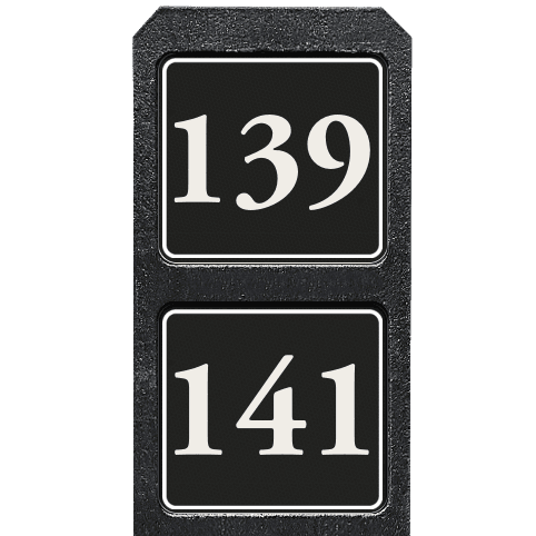 Poteau de numéro de maison à deux plaques noir et blanc réfléchissantes