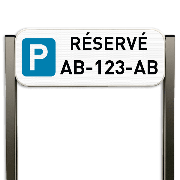 Panneau de parking avec plaque d’immatriculation sur poteaux